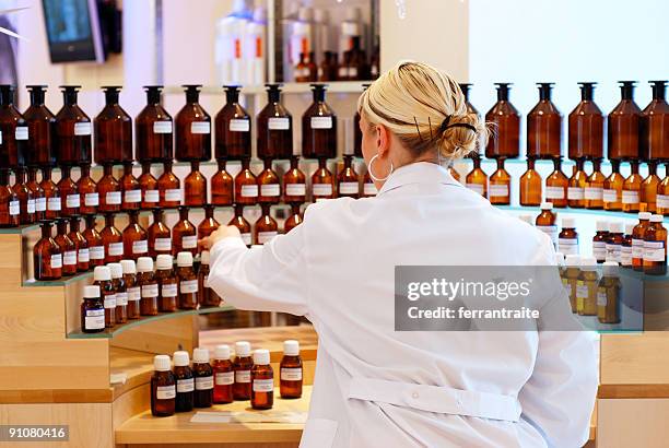 químico trabajando en laboratorio. - perfumería fotografías e imágenes de stock