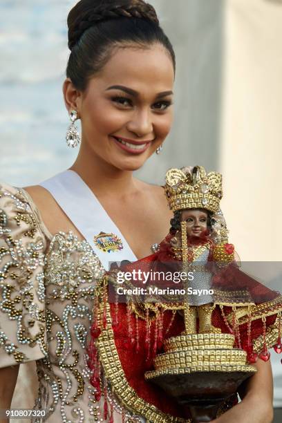 beautiful filipina wearing festival costume while holding a saint - dinagyang festival stock pictures, royalty-free photos & images