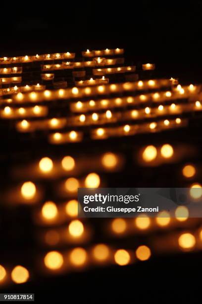 candles in the dark - lúmen imagens e fotografias de stock