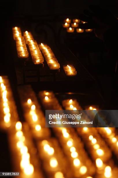 candles in the dark - organinneres stock-fotos und bilder