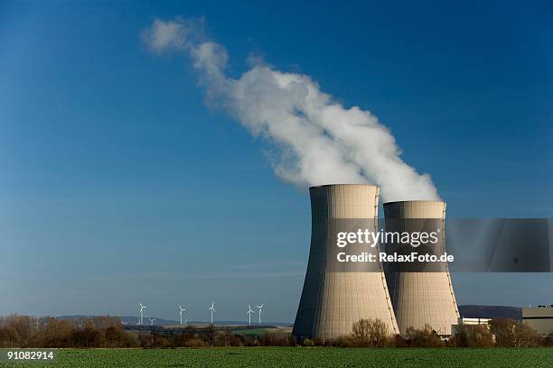 zwei dampf kühltürme und wind turbine farm - kühlturm stock-fotos und bilder