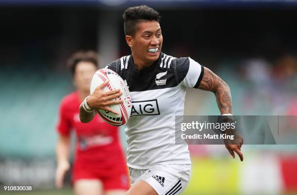 Gayle Broughton of New Zealand runs with the ball in the Cup semi final match against Canada during day two of the 2018 Sydney Sevens at Allianz...