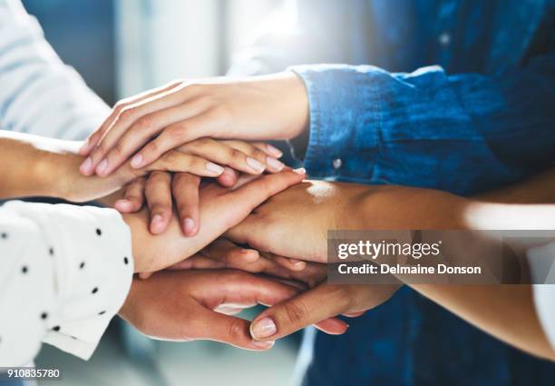 we zijn veel meer krachtige, wanneer we eensgezind - briefing stockfoto's en -beelden