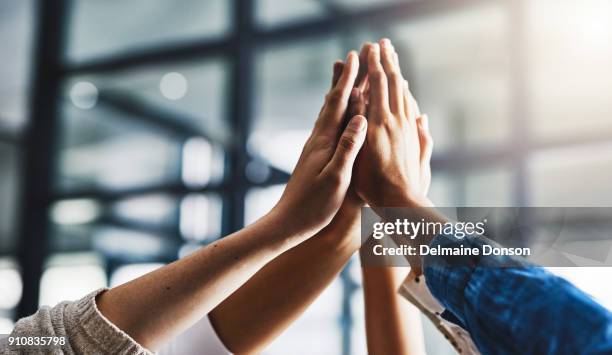 eenheid verpakkingen in sommige krachtige resultaten - high five stockfoto's en -beelden