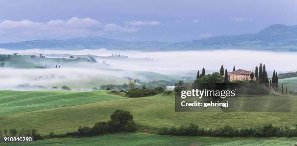 paisaje de la mañana de la toscana - capella di vitaleta fotografías e imágenes de stock