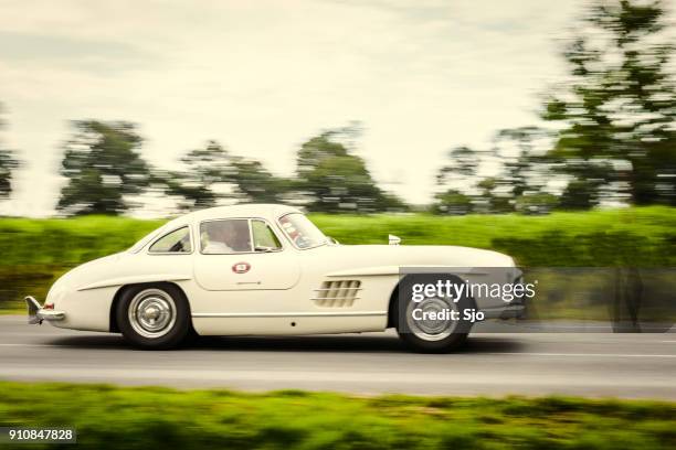 賓士300sl 鷗經典跑車高速行駛 - mercedes benz 300sl 個照片及圖片檔