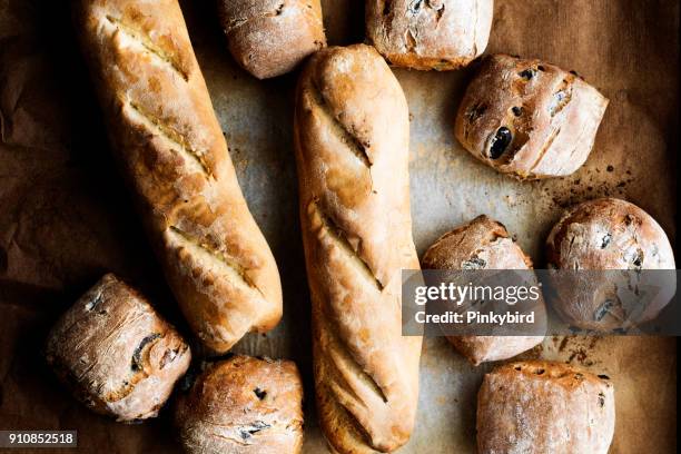 füllung von brot - brotstange stock-fotos und bilder