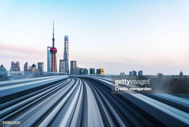 列車移動到城市的運動模糊 - 上海 個照片及圖片檔