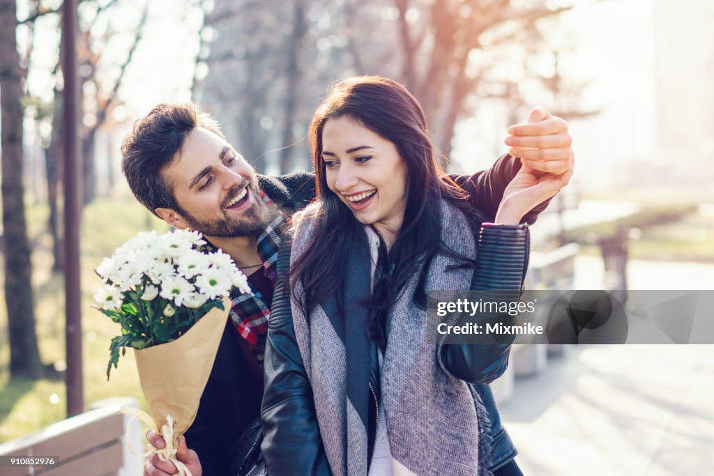 Jeune couple amoureux