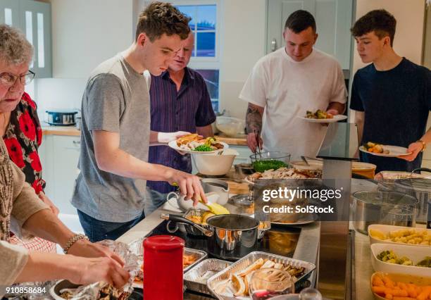 la cena di natale è servita - utensile di portata foto e immagini stock