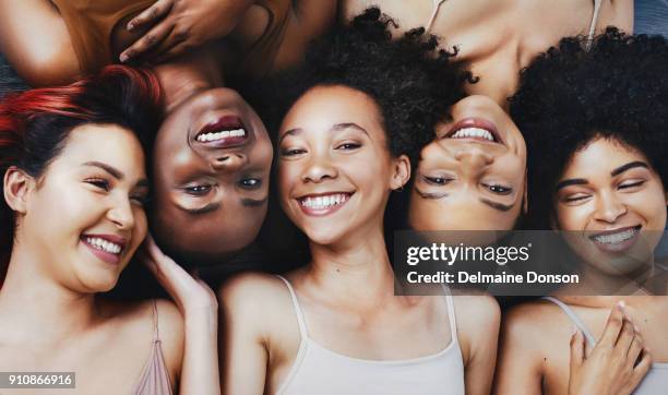 le persone belle vedono la bellezza negli altri - complexion foto e immagini stock