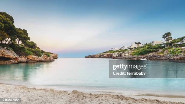 mallorca playa puesta del sol - landscape shore fotografías e imágenes de stock