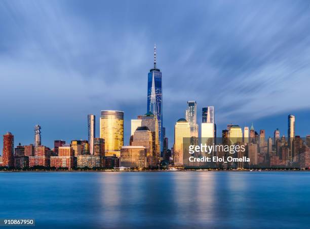 die innenstadt von manhattan in new york jersey city goldene stunde sonnenuntergang - world financial center stock-fotos und bilder