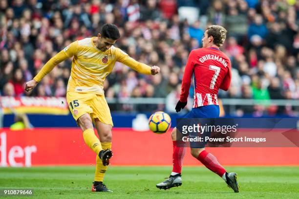 Juan Pedro Ramirez Lopez, Juanpe , of Girona FC competes for the ball with Antoine Griezmann of Atletico de Madrid during the La Liga 2017-18 match...