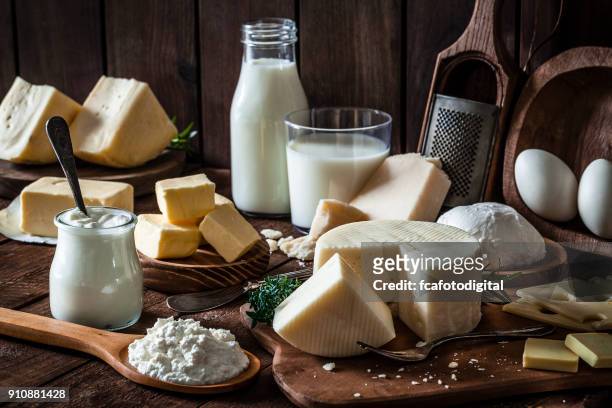 productos lácteos en la rústica mesa de madera - still life fotografías e imágenes de stock