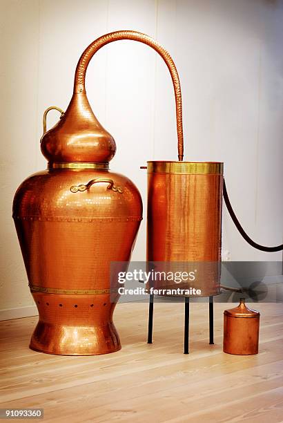 distillery still - copper still stockfoto's en -beelden