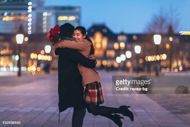 glückliches paar umarmt einander - valentine japan stock-fotos und bilder