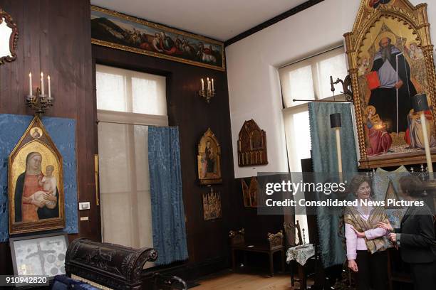 During a tour of the Isabella Stewart Gardner Museum, US First Lady Laura Bush talks with the museum's Curator of Education and Public Programs Peggy...