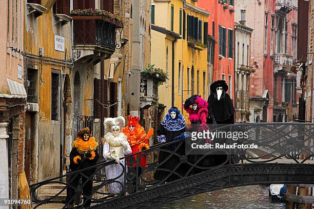 grupo de colorido máscaras de veneza na ponte em veneza - arlequim - fotografias e filmes do acervo