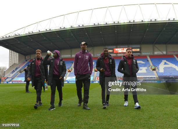 Grady Diangana Domingos Quina Reece Oxford Moses Makasi and Marcus Browne of West Ham United check out the pitch prior to The Emirates FA Cup Fourth...