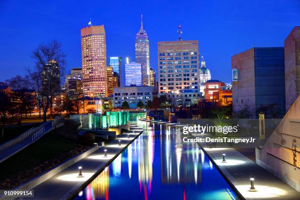 de skyline van downtown indianapolis (indiana) - indianapolis skyline stockfoto's en -beelden