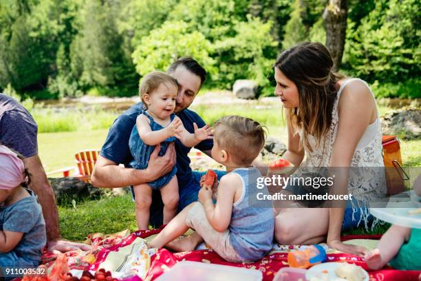 millennials familien mit einem picknick im freien im sommer. - toddler eating sandwich stock-fotos und bilder