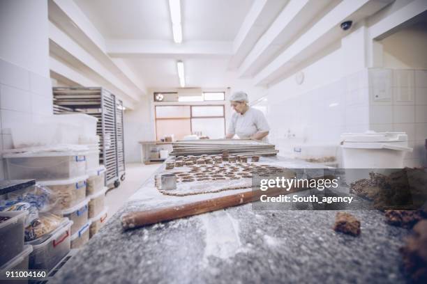 frau machen cookies - chocolate factory stock-fotos und bilder