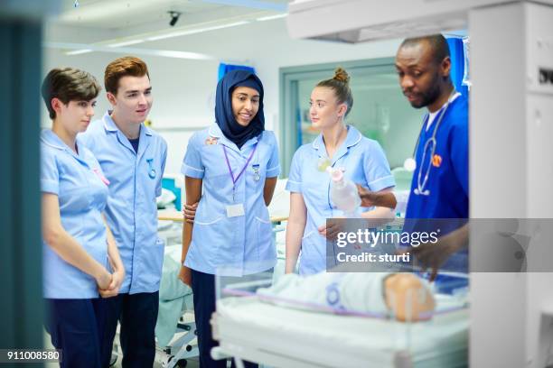 medische studenten met pediatrisch arts - male muslims uk stockfoto's en -beelden