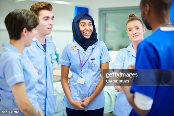 verpleegkunde studenten op de afdeling - male muslims uk stockfoto's en -beelden