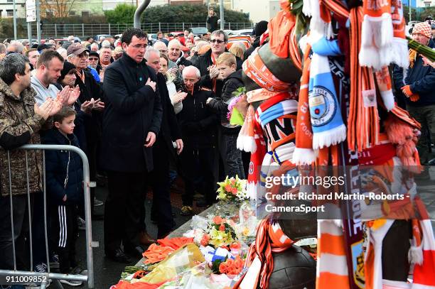 Blackpool manager Gary Bowyer lays a wreath at the Jimmy Armfield statue to honour the late Jimmy Armfield during the Sky Bet League One match...