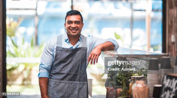 stolzer besitzer des café - kantinenfrau stock-fotos und bilder