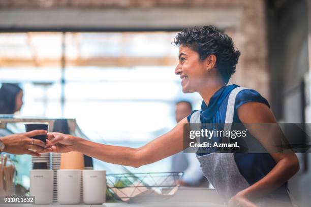 barista mit einem kaffee an der bar - kantinenfrau stock-fotos und bilder