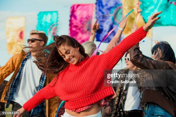 dancing at a music festival - festival or friendship not school not business imagens e fotografias de stock