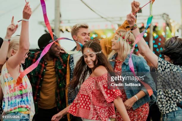 ballare a un festival musicale - marquee foto e immagini stock