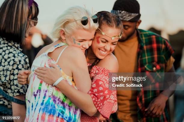 dos amigos que se divierten en un festival de música - musica y verano fotografías e imágenes de stock