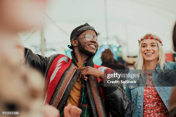 dansen op een muziekfestival - entertainment tent stockfoto's en -beelden