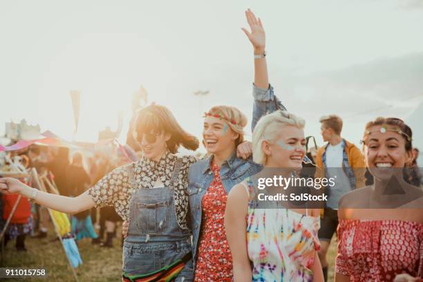 genieten van een muziekfestival - day of the dead festival london stockfoto's en -beelden