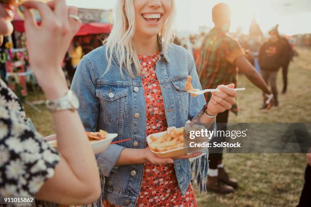 お祭りで食品を食べてください。 - day uk show ストックフォトと画像