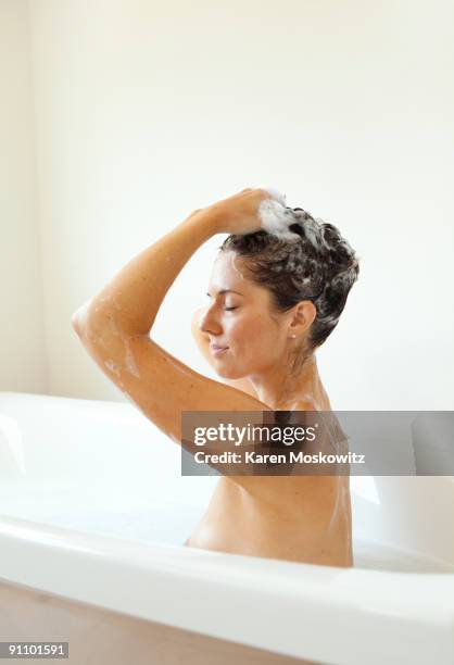 woman in bath washing hair - se laver les cheveux photos et images de collection