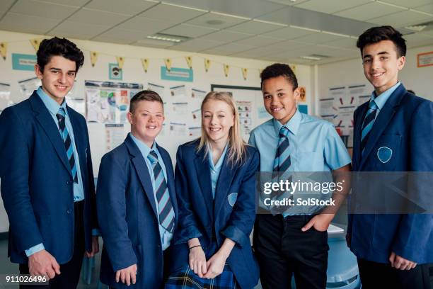 groep tiener studenten - schooluniform stockfoto's en -beelden