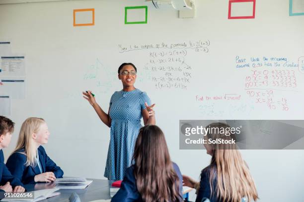lesgeven - teacher in classroom stockfoto's en -beelden