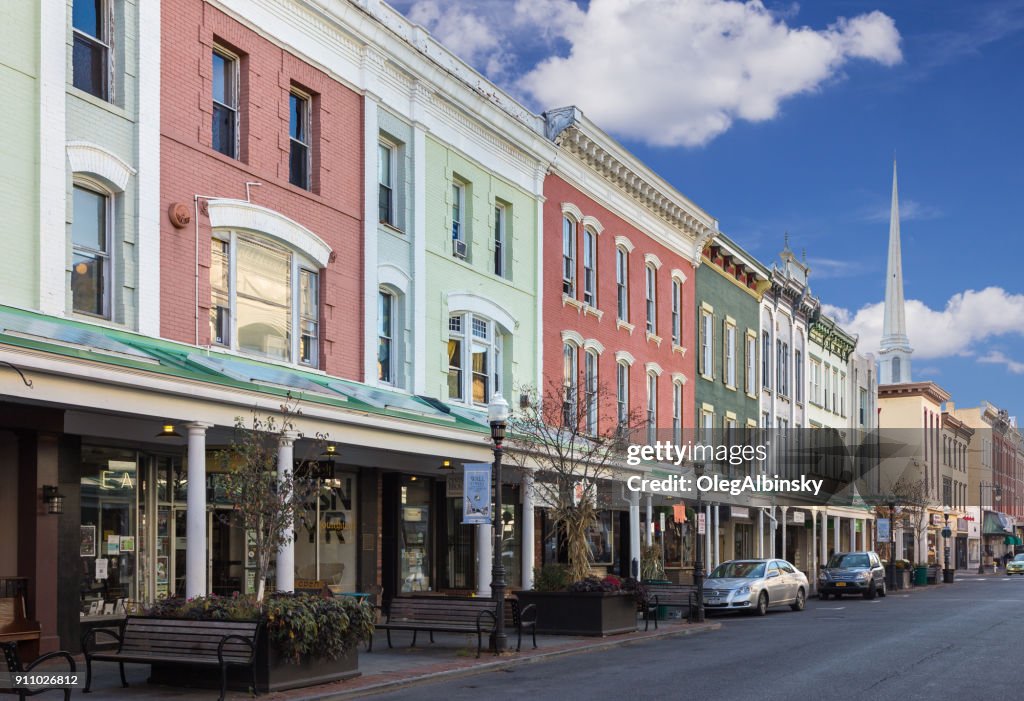 De Wall Street bekleed met kleurrijke rij huizen (Townhouses), historische straat in Kingston, Hudson Valley (New York).