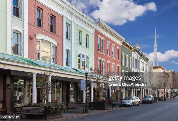 de wall street bekleed met kleurrijke rij huizen (townhouses), historische straat in kingston, hudson valley (new york). - kingston stockfoto's en -beelden