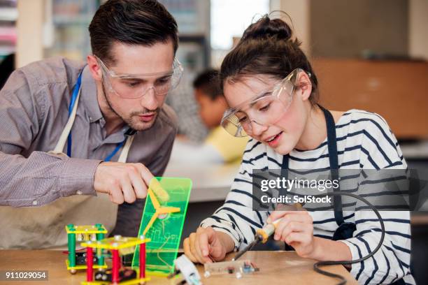 ein student zu unterstützen - lötkolben stock-fotos und bilder
