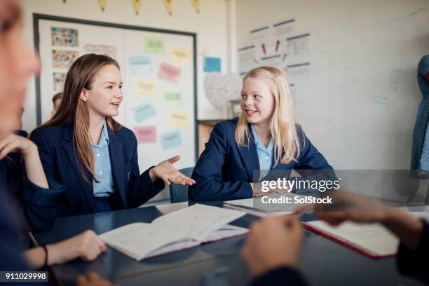 discussione durante la lezione - parlare inglese foto e immagini stock