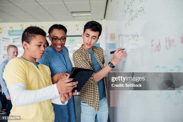 diskussion über die lösung - teacher classroom stock-fotos und bilder