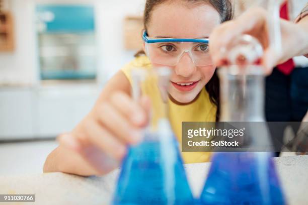 esperimento di chimica - solo adolescenti femmine foto e immagini stock