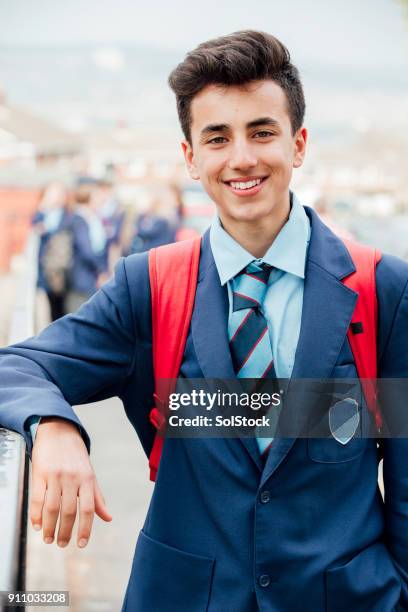 headshot adolescente masculino - uniforme escolar - fotografias e filmes do acervo