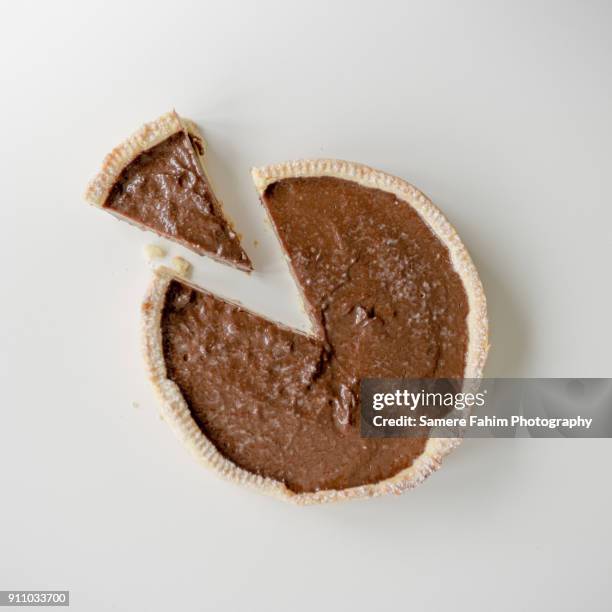 chocolate tart - cutting cake stock pictures, royalty-free photos & images