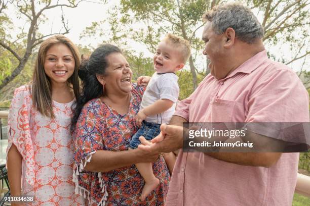 retrato de tres generaciones la familia aborigen - grupos minoritarios fotografías e imágenes de stock